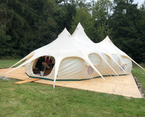 Großes Zelt für Schulklassen