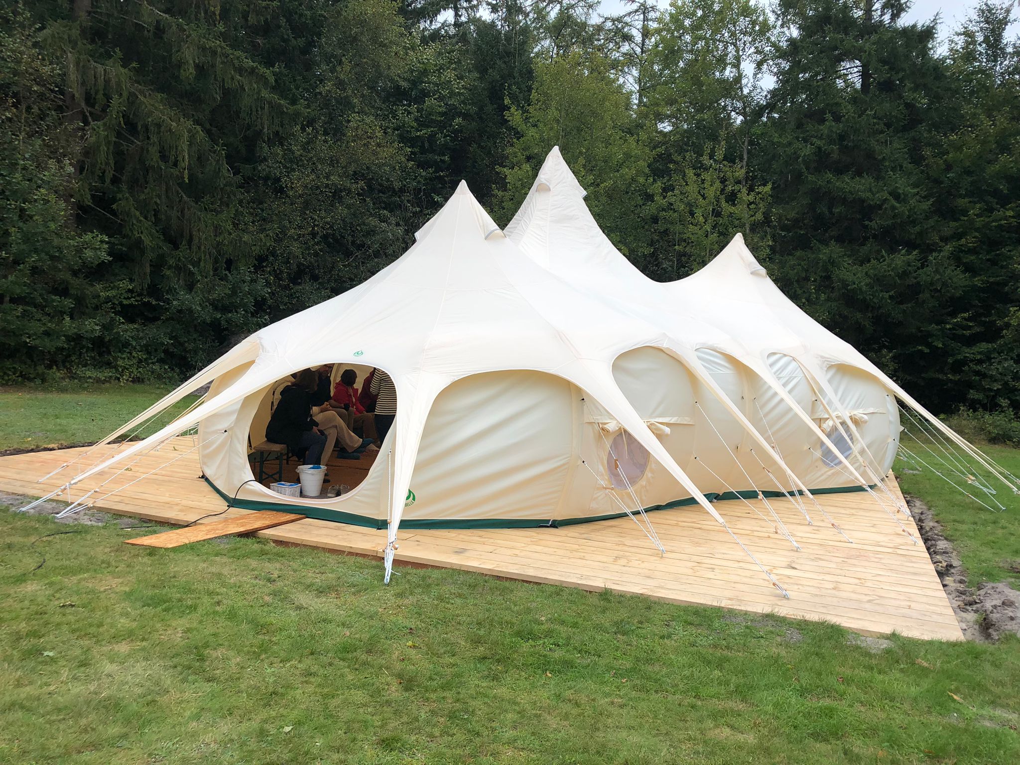 Großes Zelt für Schulklassen