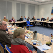 Personen sitzen in U-Form