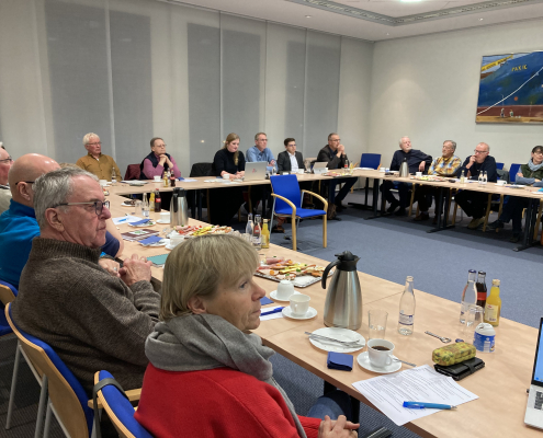 Personen sitzen in U-Form