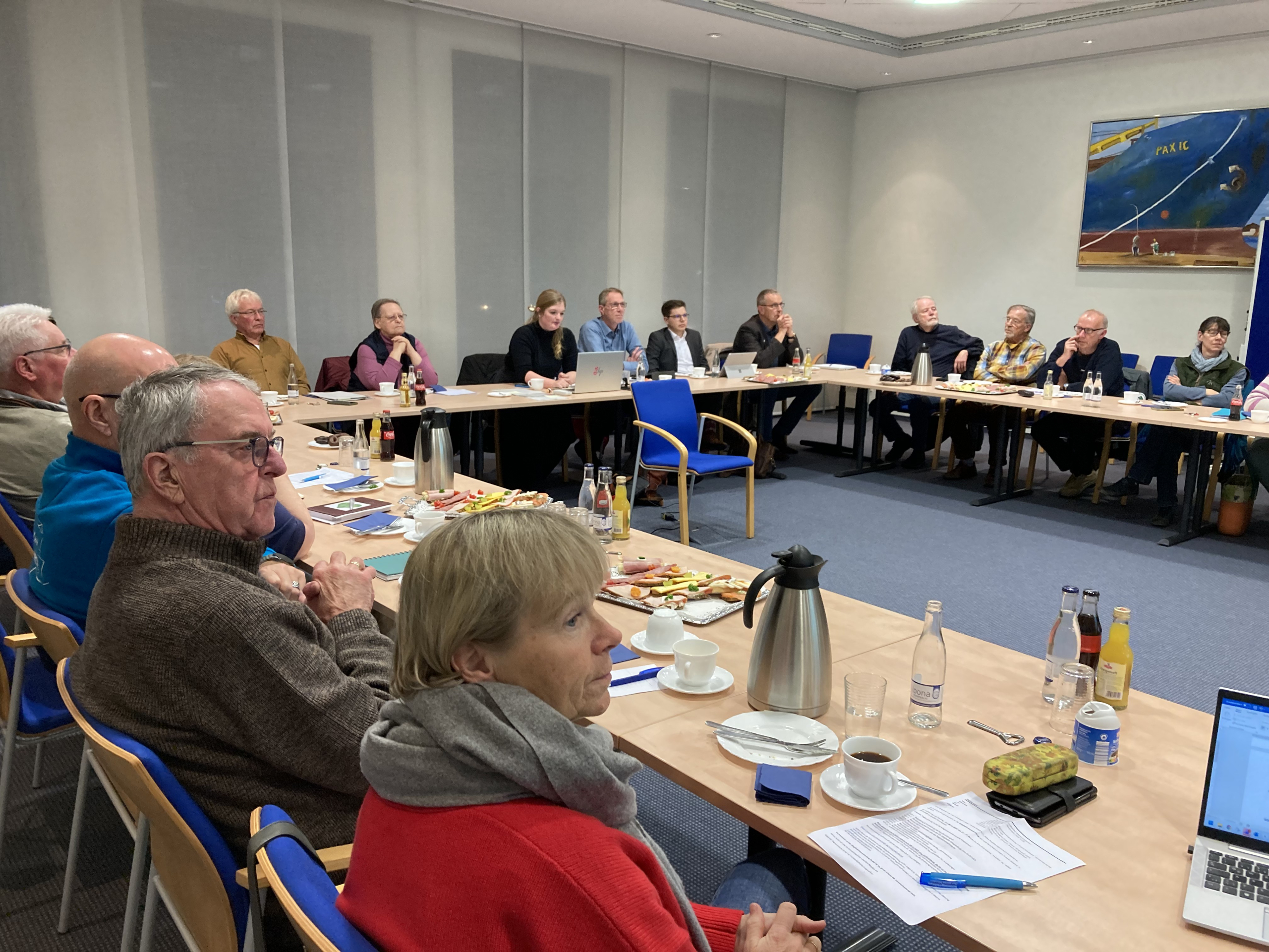 Personen sitzen in U-Form