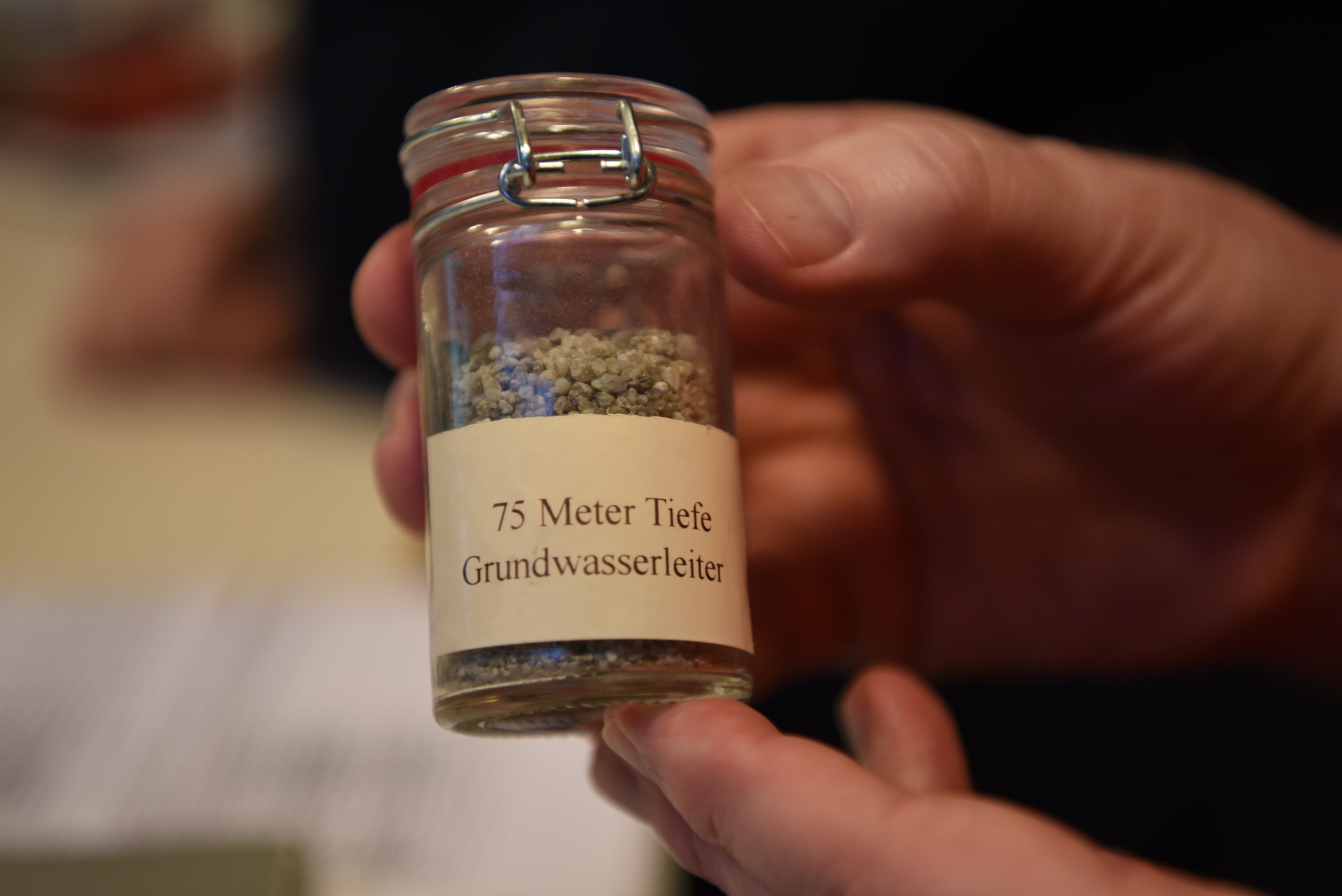 Glas mit Sand: Material aus 70 Metern Tiefe.