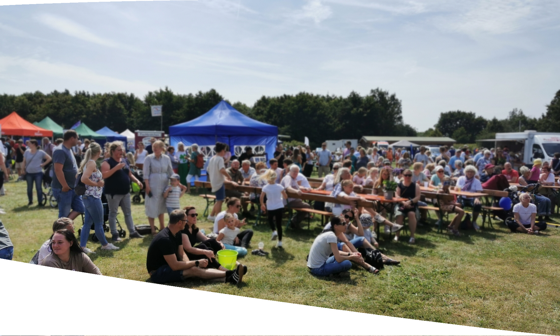 Viele Zuschauer sitzen und stehen vor einer Bühne