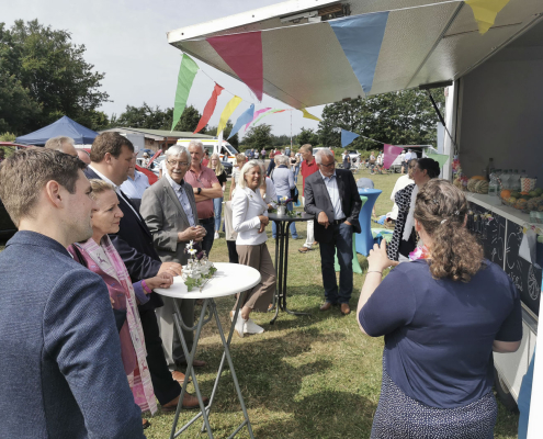 Personen vor dem Stand der Jungen Landfrauen