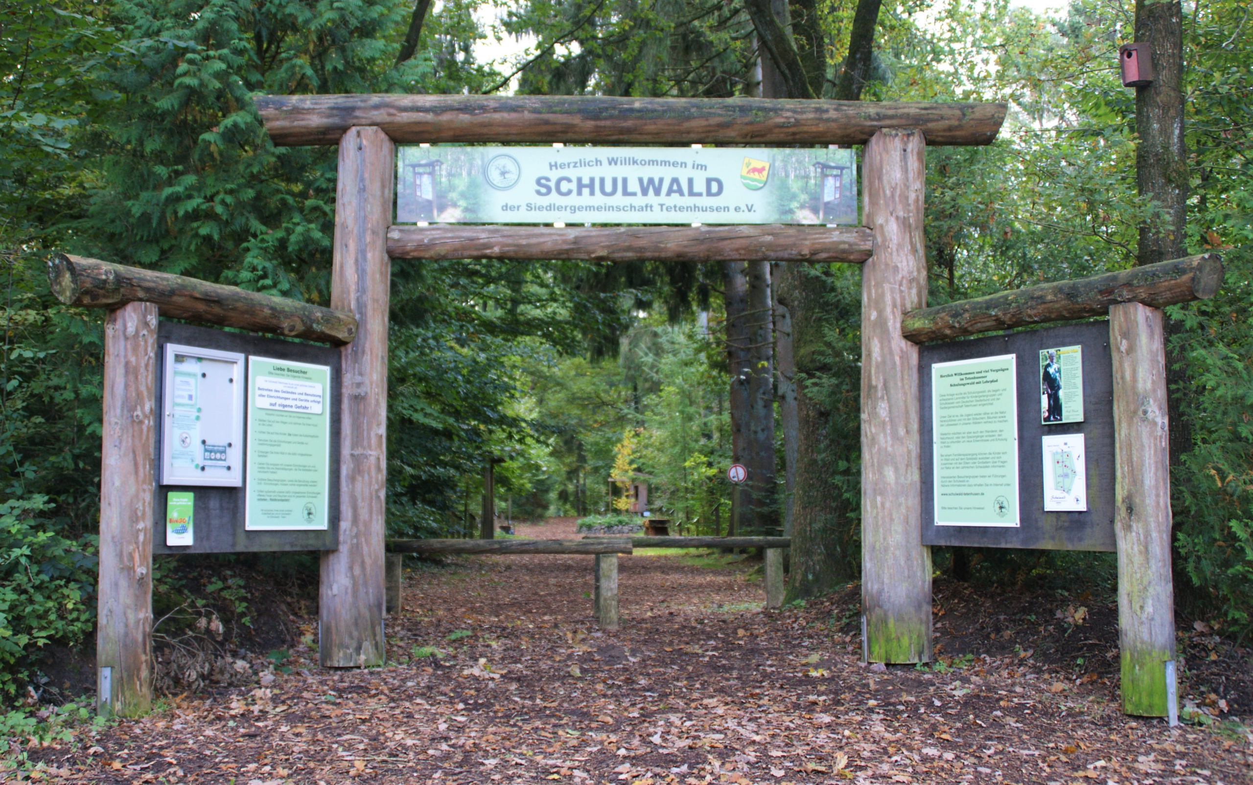 Eingang zum Schulwald Tetenhusen, mit Infotafeln an den Seiten