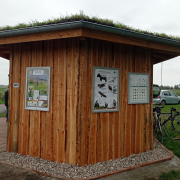 Schutzhütte mit Naturschutzplakaten
